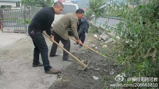 图为警方现场挖掘白骨 图为警方现场挖掘白骨