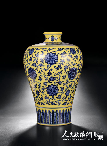 清乾隆_黄地青花缠枝花卉梅瓶