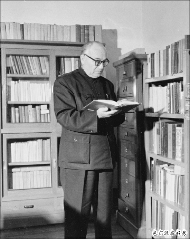 包尔汉在书房 包尔汉在书房