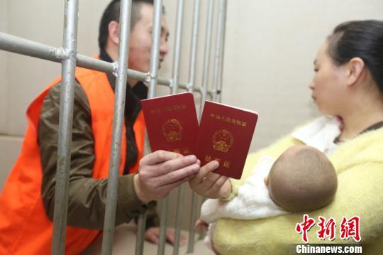 两位新人隔着铁窗领取结婚证陶可 摄 两位新人隔着铁窗领取结婚证陶可 摄