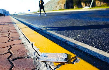 上海大巴侧翻-小伙获救后返回救受伤乘客3 上海大巴侧翻-小伙获救后返回救受伤乘客3