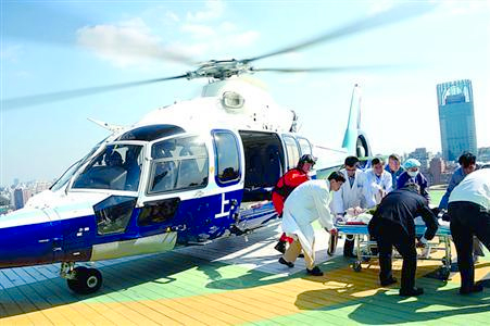 上海大巴侧翻-小伙获救后返回救受伤乘客2 上海大巴侧翻-小伙获救后返回救受伤乘客2