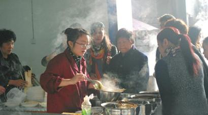 市民排队吃“爱心面” 市民排队吃“爱心面”