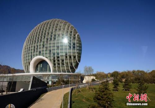 11月3日，部分媒体记者应邀前往位于北京市怀柔雁栖湖畔的2014年亚太经合组织（APEC）领导人非正式会议会场采访，图为日出东方酒店。 中新社发 侯宇 摄