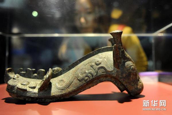 这是在安阳殷墟博物馆内拍摄的酒器铜觥的盖子（10月30日摄）。