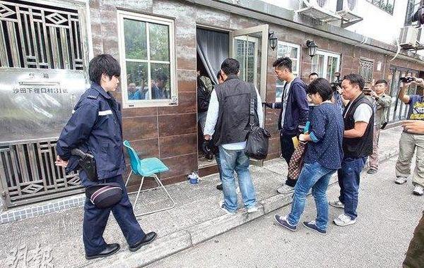 内地商人欠下约3亿元赌债，与友人被押到一间村屋非法禁锢，事后大批重案组探员到屋内调查。 香港明报图