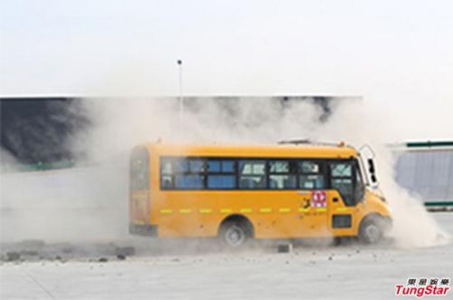 撞车后白烟滚滚满地碎石 撞车后白烟滚滚满地碎石