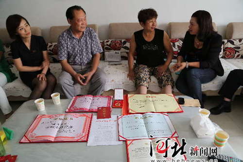 社会各界授予胡玉兰的荣誉证书。资料图片