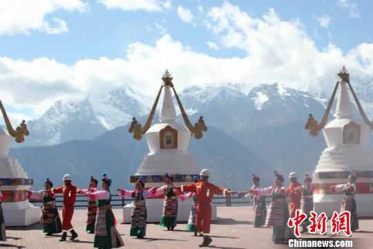 图为云南德钦县藏族大妈在梅里雪山下跳消防广场舞 消防供图 摄 图为云南德钦县藏族大妈在梅里雪山下跳消防广场舞 消防供图 摄