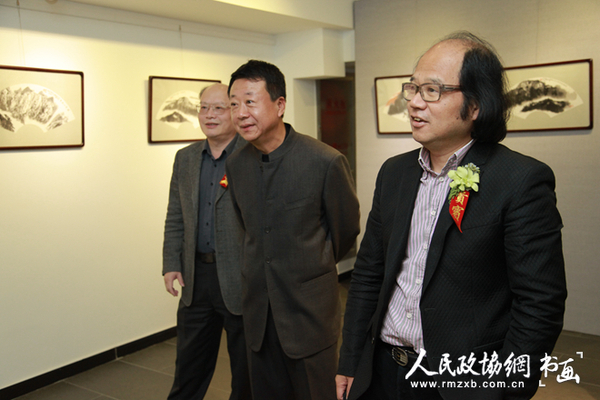 张晓凌观看展览_副本 张晓凌观看展览_副本