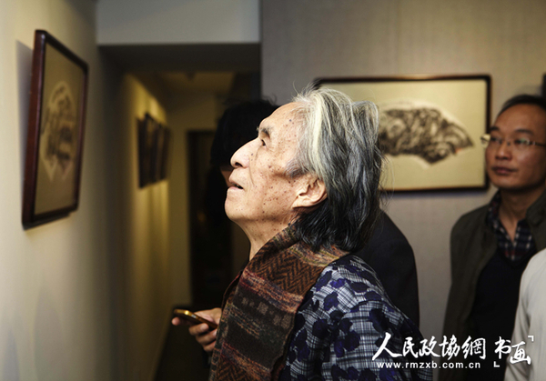 刘勃舒在欣赏盛鸣作品作品_副本 刘勃舒在欣赏盛鸣作品作品_副本