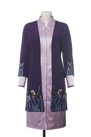 女配偶服装。