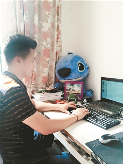 网络写手“风青阳”正在创作 网络写手“风青阳”正在创作