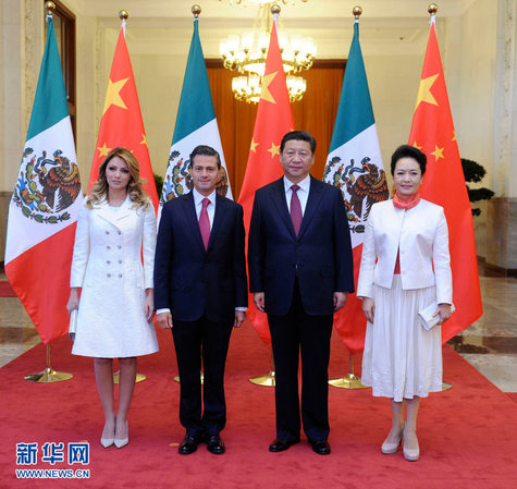 11月13日，国家主席习近平在北京人民大会堂北大厅举行仪式，欢迎墨西哥总统培尼亚对中国进行国事访问。这是习近平和夫人彭丽媛同培尼亚夫妇合影。 新华社记者 张铎 摄