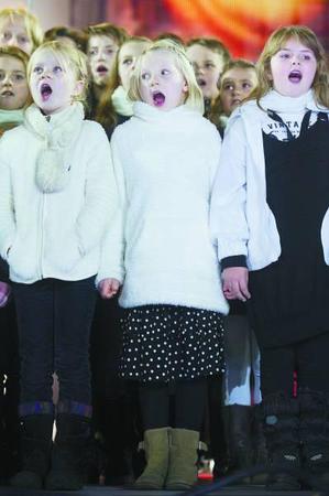 11月9日，德国在柏林勃兰登堡门举行大型活动，纪念柏林墙倒塌25周年。CFP供图