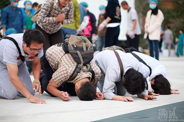 路遇信众顶礼。