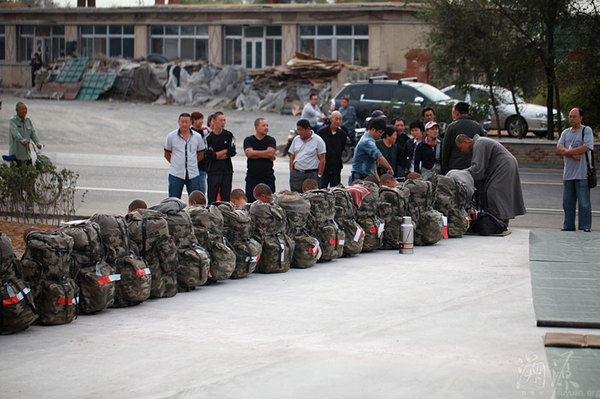 途中休息，路人围观。