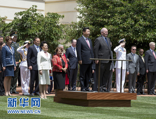 11月17日，中国国家主席习近平在堪培拉会见澳大利亚总督科斯格罗夫。会见前，科斯格罗夫在总督府草坪为习近平举行隆重欢迎仪式。习近平和夫人彭丽媛抵达时，受到科斯格罗夫总督夫妇热情迎接。新华社记者李学仁 摄