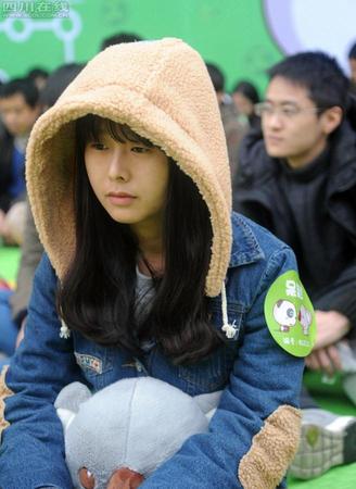 11月18日，首届全国“发呆大赛”首站在成都宽窄巷子举行。本次“发呆大赛”参赛者达200名。这场堪称史上最大规模的“瓜起大赛”让参赛的200人同时发呆，众多参赛者在20个考拉宝贝的“围堵”下，坐在地上，不动不笑，保持放空，期间听到手机铃声响起也不能接，十分有趣。