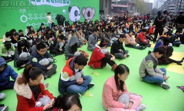 11月18日，首届全国“发呆大赛”首站在成都宽窄巷子举行。