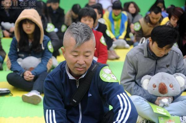 11月18日，首届全国“发呆大赛”首站在成都宽窄巷子举行。5