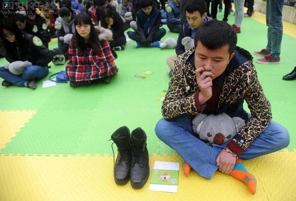 11月18日，首届全国“发呆大赛”首站在成都宽窄巷子举行。6