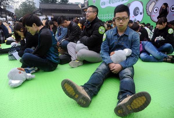 这场堪称史上最大规模的“瓜起大赛”让参赛的200人同时发呆