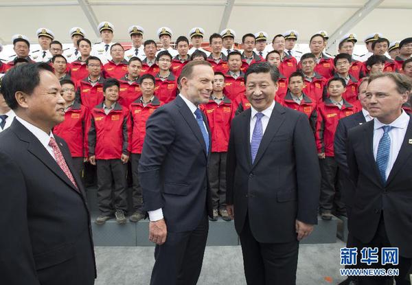 11月18日，正在澳大利亚塔斯马尼亚州首府霍巴特访问的中国国家主席习近平在澳大利亚总理阿博特陪同下参观南极科考项目并慰问两国科考人员。新华社记者李学仁摄