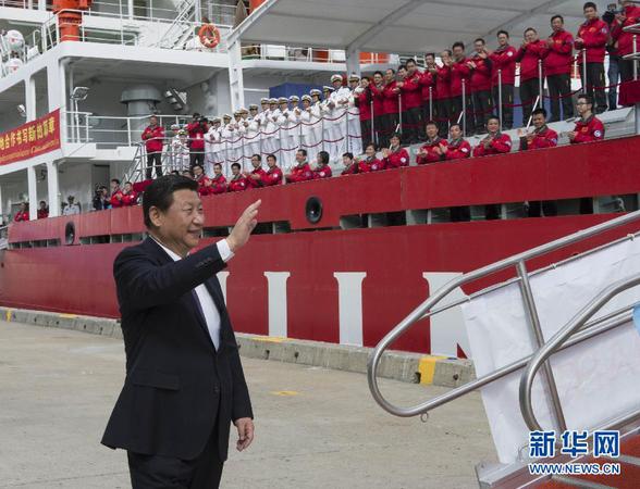 11月18日，正在澳大利亚塔斯马尼亚州首府霍巴特访问的中国国家主席习近平在澳大利亚总理阿博特陪同下参观南极科考项目并慰问两国科考人员。这是习近平在霍巴特港看望正在这里补给的“雪龙”号全体科考人员。新华社记者李学仁摄