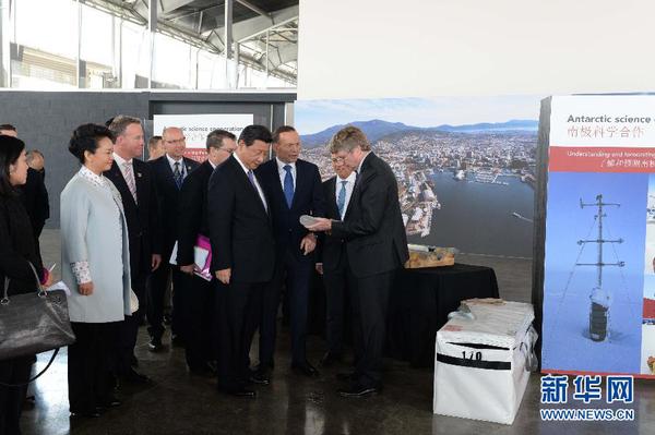 这是习近平和阿博特观看采集的冰样。新华社记者 马占成 摄