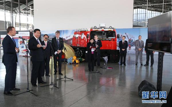 这是习近平和阿博特通过视频连线同中澳南极科考站工作人员通话。新华社记者 姚大伟 摄