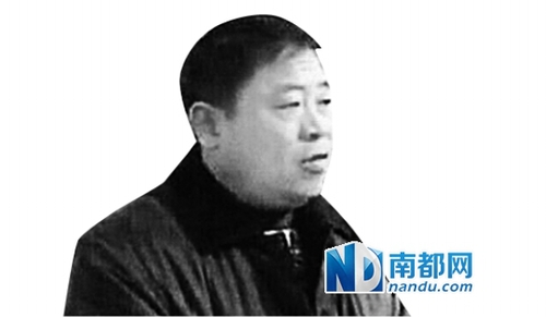 专案组向“亿元水官”出示抓捕文书 遭其抢过撕掉 专案组向“亿元水官”出示抓捕文书 遭其抢过撕掉