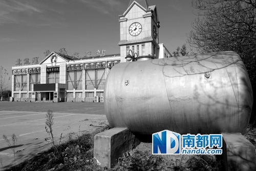 专案组向“亿元水官”出示抓捕文书 遭其抢过撕掉 专案组向“亿元水官”出示抓捕文书 遭其抢过撕掉