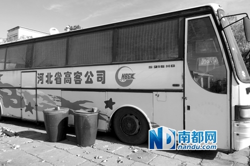 专案组向“亿元水官”出示抓捕文书 遭其抢过撕掉 专案组向“亿元水官”出示抓捕文书 遭其抢过撕掉