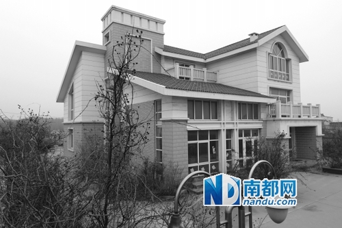 专案组向“亿元水官”出示抓捕文书 遭其抢过撕掉 专案组向“亿元水官”出示抓捕文书 遭其抢过撕掉