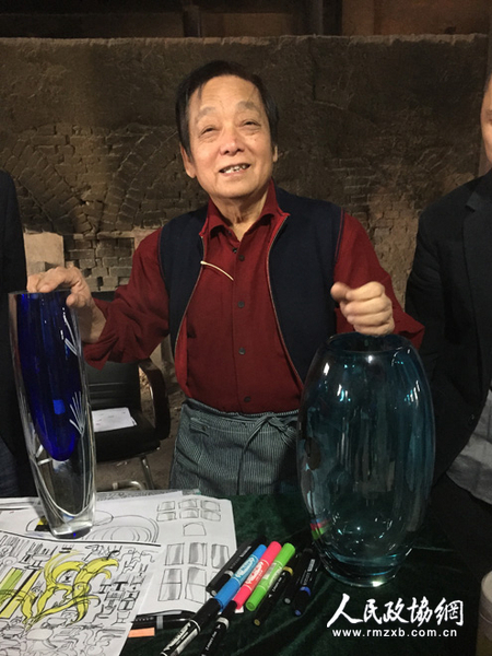 018 琉璃新品实验成功后的韩美林_副本