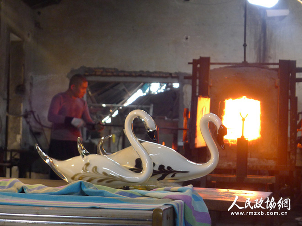 018 经过韩美林改良实验的琉璃天鹅摆件_副本