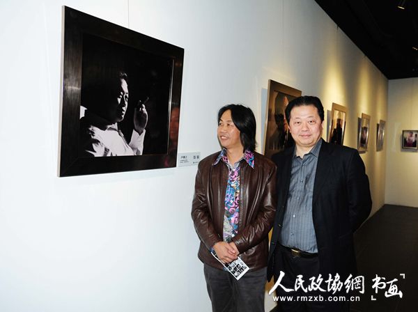 摄影师刘大伟和著名企业家卢德之先生参观展览_副本 摄影师刘大伟和著名企业家卢德之先生参观展览_副本