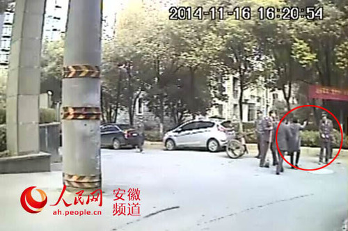 郑某某正在与赵师傅发生争执