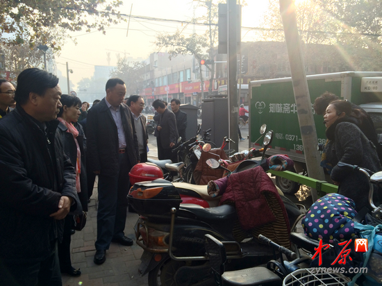 市政协视察团听取文联社区工作人员介绍新型电动车充电装置 市政协视察团听取文联社区工作人员介绍新型电动车充电装置