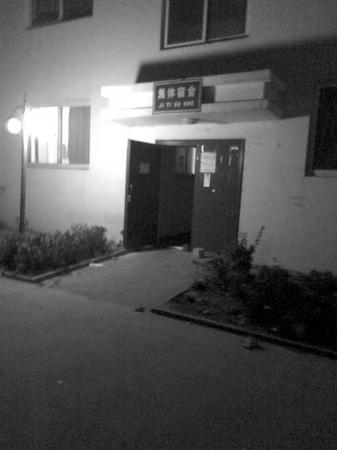 案发单元楼的门口。京华时报记者孟凡泽摄