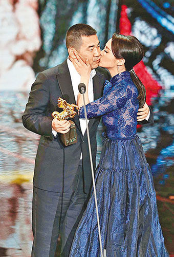 陈建斌夺影帝，妻子蒋勤勤献吻