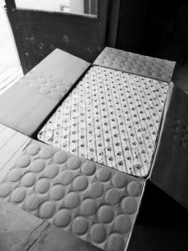 一个大箱子里就只装了一枚A级礼花弹，其威力相当于八十八枚手榴弹。