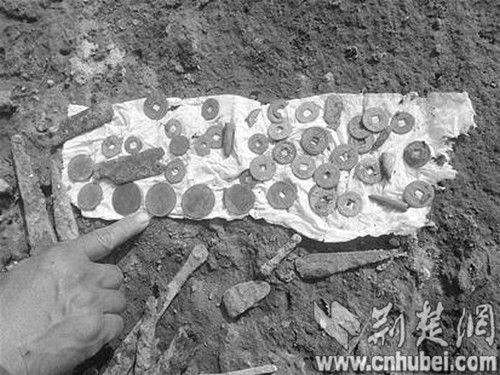 河滩上收获的“宝贝” 河滩上收获的“宝贝”