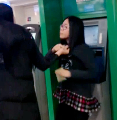 女子占着ATM打扮被打-直呼我项链两千多2