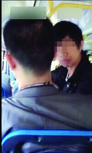 乱吐瓜子壳男子和西装小伙 乱吐瓜子壳男子和西装小伙