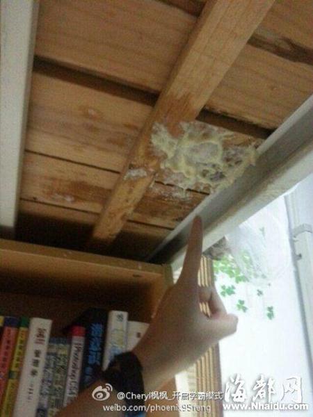 果汁爆炸后飞溅到床板上(网友供图) 果汁爆炸后飞溅到床板上(网友供图)