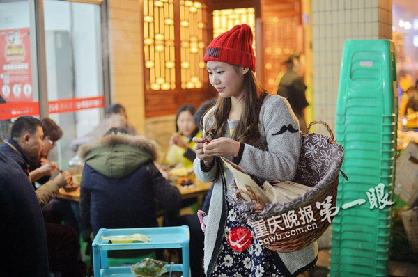 板栗妹妹成为好吃街的一道风景。4