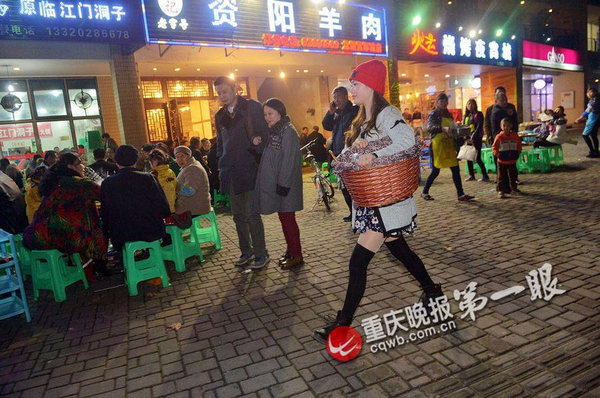 板栗妹妹成为好吃街的一道风景。3