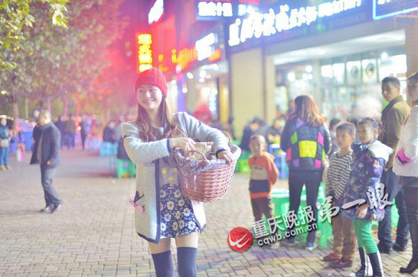 板栗妹妹成为好吃街的一道风景。2